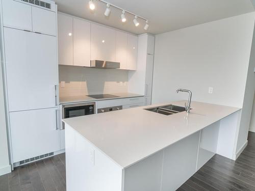 Edmonton, AB - Indoor Photo Showing Kitchen With Double Sink With Upgraded Kitchen