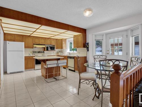 336 Grand Meadow Crescent, Edmonton, AB - Indoor Photo Showing Kitchen