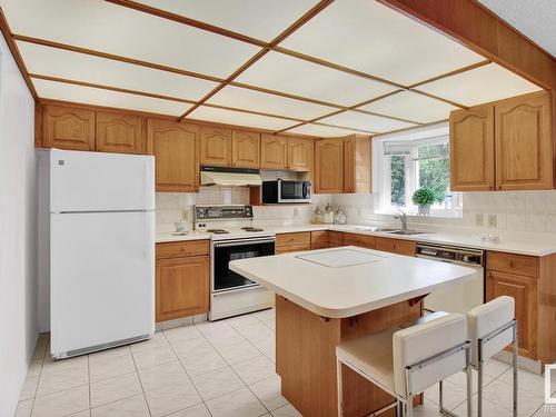 336 Grand Meadow Crescent, Edmonton, AB - Indoor Photo Showing Kitchen