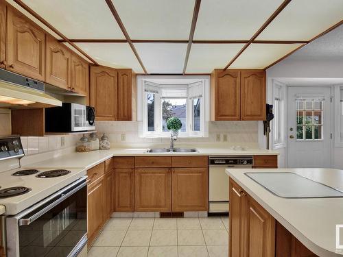 336 Grand Meadow Crescent, Edmonton, AB - Indoor Photo Showing Kitchen With Double Sink