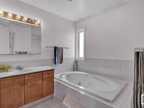 336 Grand Meadow Crescent, Edmonton, AB - Indoor Photo Showing Bathroom