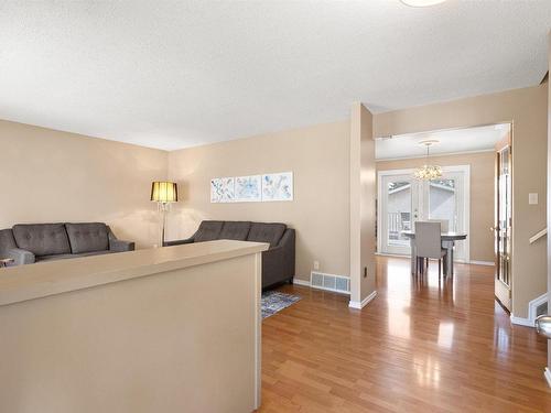 2015 47 St Nw, Edmonton, AB 