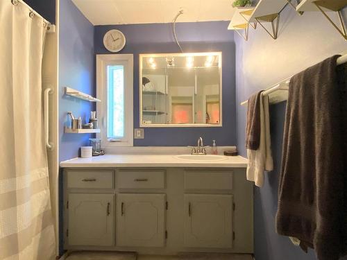 106 11124 Twp Rd 595, Rural St. Paul County, AB - Indoor Photo Showing Bathroom