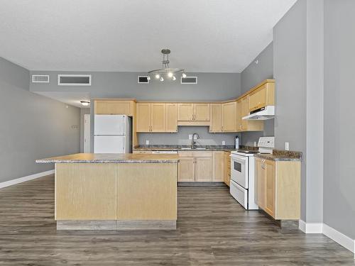 403 10106 105 Street, Edmonton, AB - Indoor Photo Showing Kitchen