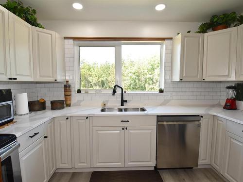 194074 Twp Rd  574, Rural Lamont County, AB - Indoor Photo Showing Kitchen With Double Sink