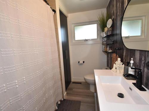 194074 Twp Rd  574, Rural Lamont County, AB - Indoor Photo Showing Bathroom