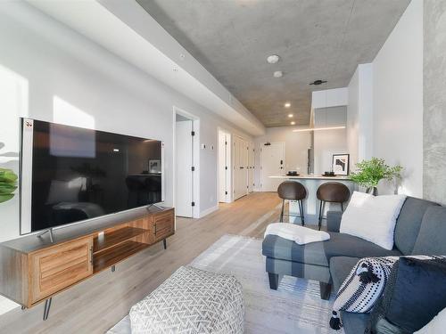 202 11141 84 Avenue, Edmonton, AB - Indoor Photo Showing Living Room