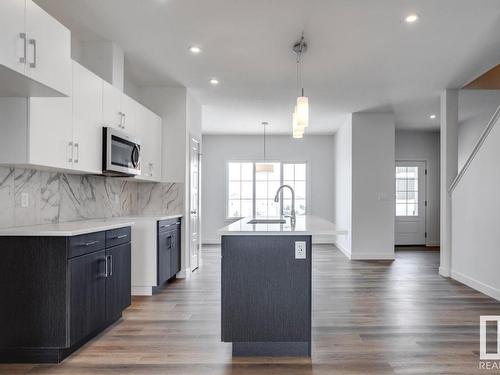 7192 Rosenthal Drive, Edmonton, AB - Indoor Photo Showing Kitchen With Upgraded Kitchen