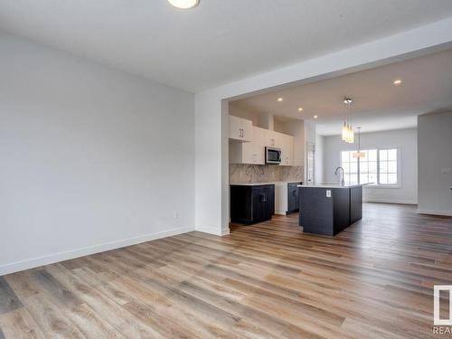 7192 Rosenthal Drive, Edmonton, AB - Indoor Photo Showing Kitchen