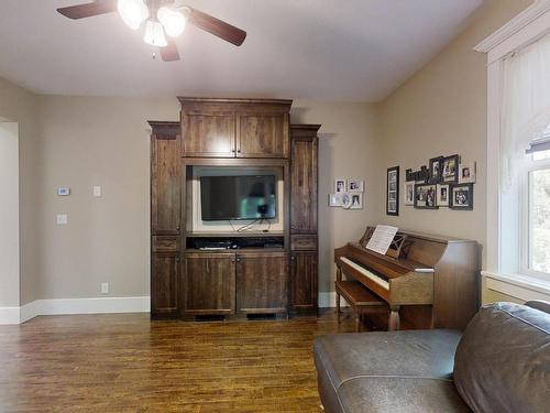 1505 Parkland Drive, Rural Parkland County, AB - Indoor Photo Showing Living Room