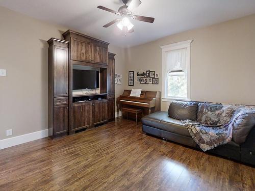 1505 Parkland Drive, Rural Parkland County, AB - Indoor Photo Showing Living Room