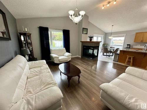 2 Lamplight Dr, Spruce Grove, AB 