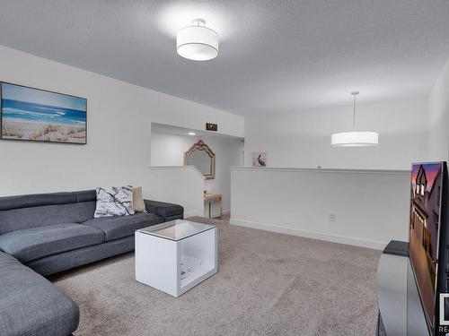 540 Eagleson Wynd, Edmonton, AB - Indoor Photo Showing Living Room