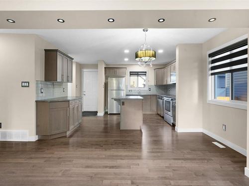 2907 15 Street, Edmonton, AB - Indoor Photo Showing Kitchen