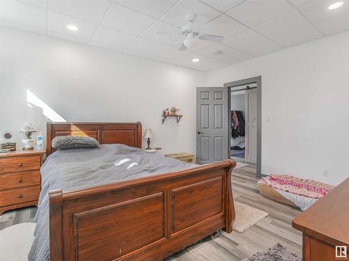 A&B 48472 Rge Rd 252, Rural Leduc County, AB - Indoor Photo Showing Bedroom