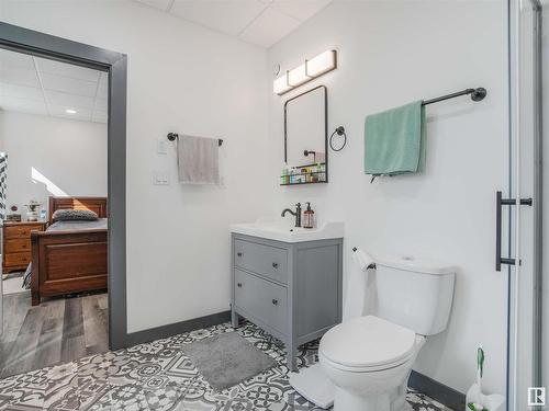 A&B 48472 Rge Rd 252, Rural Leduc County, AB - Indoor Photo Showing Bathroom