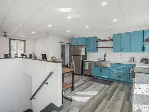 A&B 48472 Rge Rd 252, Rural Leduc County, AB - Indoor Photo Showing Kitchen