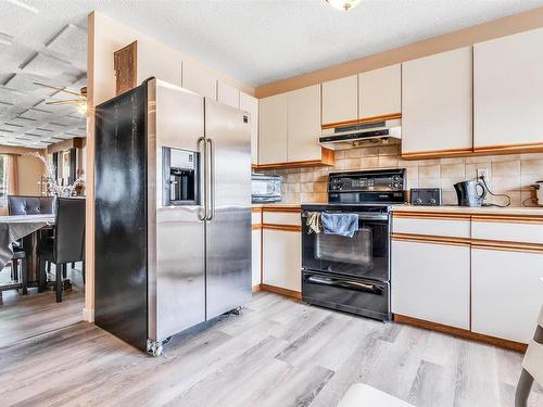 11731 145 Avenue Nw, Edmonton, AB - Indoor Photo Showing Kitchen