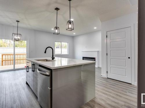 31 Caledon Crescent, Spruce Grove, AB - Indoor Photo Showing Kitchen With Upgraded Kitchen