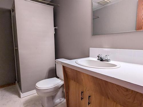 5106 45B Avenue, Vegreville, AB - Indoor Photo Showing Bathroom