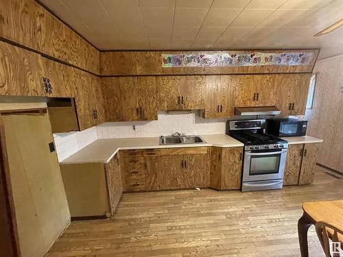 20 Railway Avenue, Duffield, AB - Indoor Photo Showing Kitchen With Double Sink