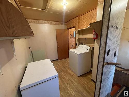 20 Railway Avenue, Duffield, AB - Indoor Photo Showing Laundry Room