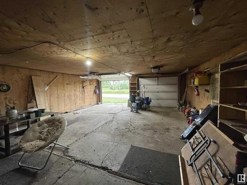 20 Railway Avenue, Duffield, AB - Indoor Photo Showing Garage