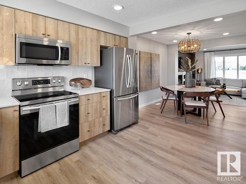 25 29 Airport Road, Edmonton, AB - Indoor Photo Showing Kitchen