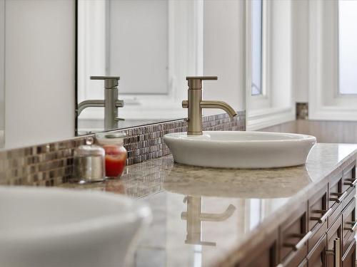 3813 Macneil Heath, Edmonton, AB - Indoor Photo Showing Bathroom