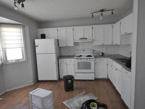 Edmonton, AB - Indoor Photo Showing Kitchen