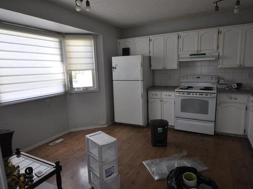 Edmonton, AB - Indoor Photo Showing Kitchen