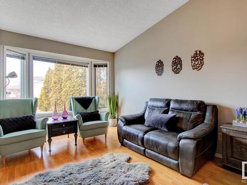 15425 98 Street, Edmonton, AB - Indoor Photo Showing Living Room