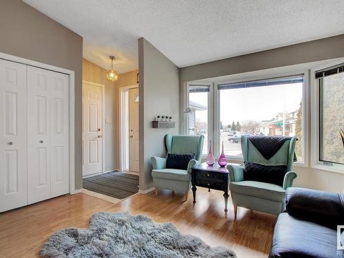 15425 98 Street, Edmonton, AB - Indoor Photo Showing Living Room