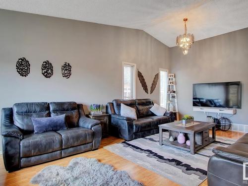 15425 98 Street, Edmonton, AB - Indoor Photo Showing Living Room