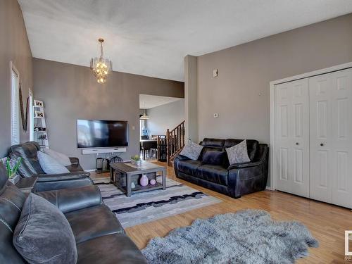 15425 98 Street, Edmonton, AB - Indoor Photo Showing Living Room