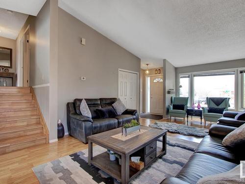 15425 98 Street, Edmonton, AB - Indoor Photo Showing Living Room