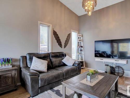 15425 98 Street, Edmonton, AB - Indoor Photo Showing Living Room