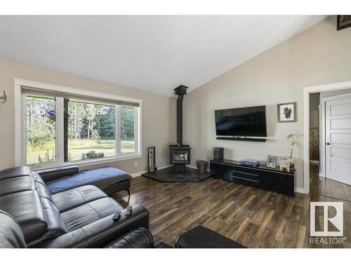 203 55504 Rge Rd 13, Rural Lac Ste. Anne County, AB - Indoor Photo Showing Living Room