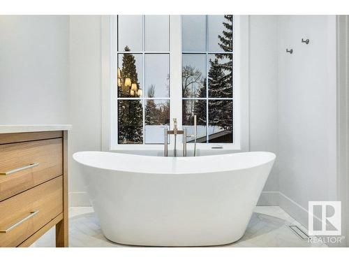 14112 96 Avenue, Edmonton, AB - Indoor Photo Showing Bathroom