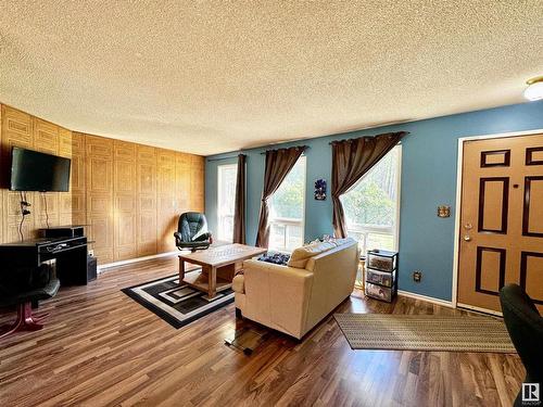 5144 49 Avenue, Drayton Valley, AB - Indoor Photo Showing Living Room