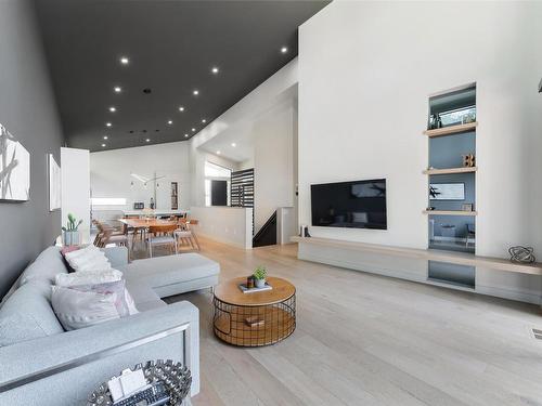 10918 117 Street, Edmonton, AB - Indoor Photo Showing Living Room