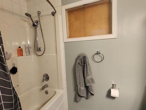 5217 49 Avenue, Elk Point, AB - Indoor Photo Showing Bathroom