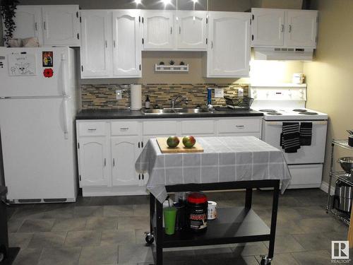 5217 49 Avenue, Elk Point, AB - Indoor Photo Showing Kitchen With Double Sink