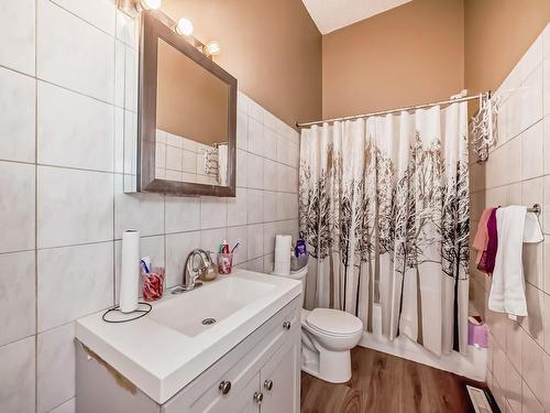 9516 127 Avenue, Edmonton, AB - Indoor Photo Showing Bathroom