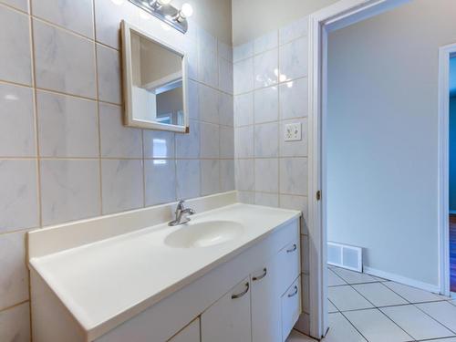 9516 127 Avenue, Edmonton, AB - Indoor Photo Showing Bathroom