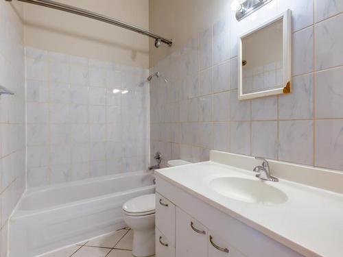 9516 127 Avenue, Edmonton, AB - Indoor Photo Showing Bathroom