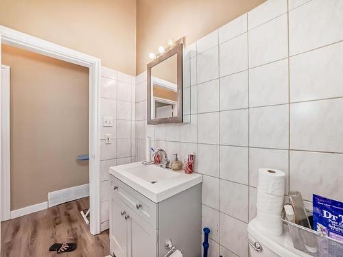 9516 127 Avenue, Edmonton, AB - Indoor Photo Showing Bathroom