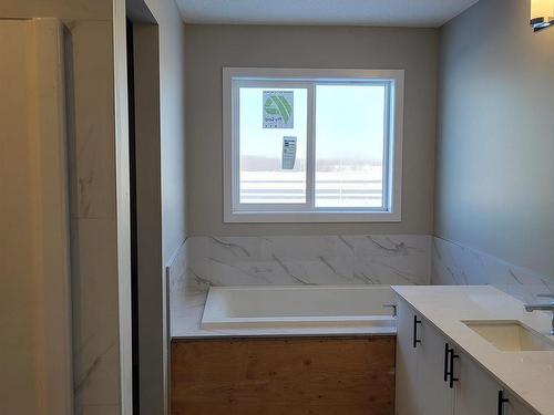 7052 182 Avenue, Edmonton, AB - Indoor Photo Showing Bathroom