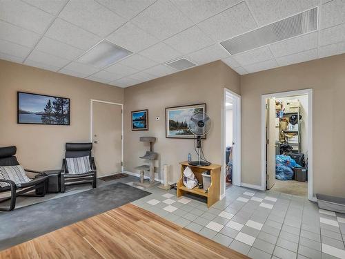 20415 Quadrant Avenue Sw, Edmonton, AB - Indoor