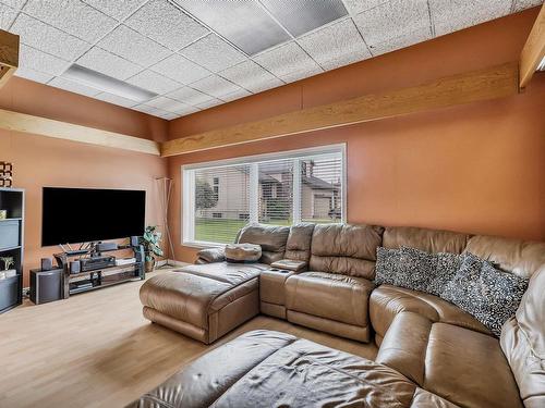 20415 Quadrant Avenue Sw, Edmonton, AB - Indoor Photo Showing Living Room